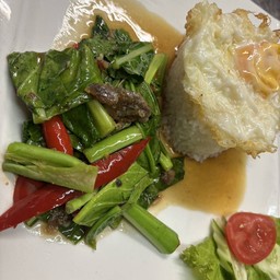 ผัดคะน้าปลาเค็มราดข้าว