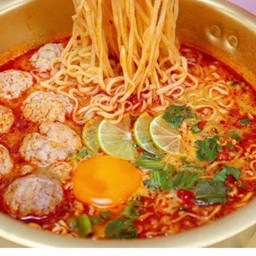 มาม่าหม้อไฟหมูสับ