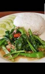 ผัดผักบุ้งปลาเค็มราดข้าว