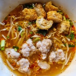 ก๋วยเตี๋ยวต้มยำกากหมูป้ากัญญ์ สูตรโบราณ & ก๋วยเตี๋ยวปลาเก๋า (ตลาดโต้รุ่งพระปิ่น 3) ตลาดพระปิ่น 3