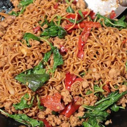 Stir-fried Iberico minced pork with holy basil and noodles 伊比利亚黑猪肉碎炒圣 บะหมี่กระเพราหมูสับอิเบอริโก