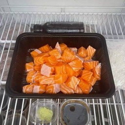 14. แซลมอนหั่นเต๋าติดบราว 500 กรัม