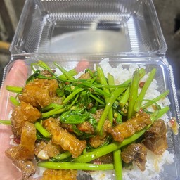 ผัดผักบุ้งหมูกรอบ