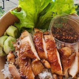 ข้าวไก่ย่างออริจินอล ข้าวไก่ย่างพริกไทยดำ ข้าวหน้าไข่เจียวหมูก้อน