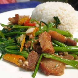 ผัดผักบุ้งหมูกรอบ ราดข้าว