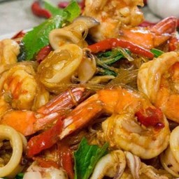 ปลาหมึกกุ้งผัดโหระพาราดข้าว