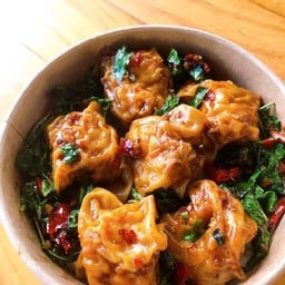 Dry Pork Wontons with Stir-fried Holy Basil and Iberico Minced Pork 干捞猪肉馄饨配炒圣罗勒伊比利亚碎猪肉 เกี๊ยวแห้งกระเพราหมูอิเบอริโก