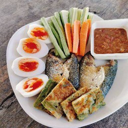 ปลาทูทอด ใข่เป็ดต้ม ชะอมใข่ ผักสด น้ำพริกกะปิ