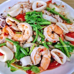 ยำทะเลใส่ผักกระเฉด