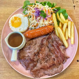 สเต็ก(สันคอ)หมูบาร์บีคิว/พริกไทยดำ+ไข่ดาว+ไส้กรอก