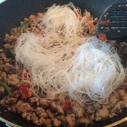 Rice Vermicelli with Iberico Minced Pork Holy Basil 伊比利亚碎猪肉猪肚米粉 เส้นหมี่ผัดกระเพราหมูสับอิเบอริโก