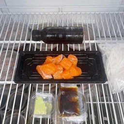 12.แซลมอนสดหั่นเต๋าติดบราว 100 กรัม