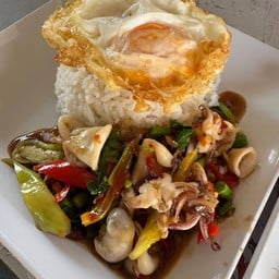 กระเพราปลาหมึก