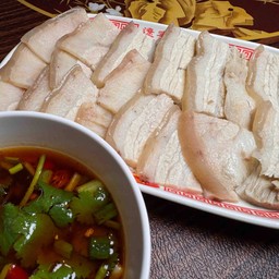 หมูสามชั้นยำกระเทียมพริก