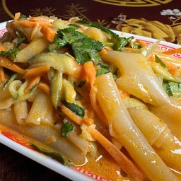 ยำก๋วยเตี๋ยวแผ่นซอสงาจีน