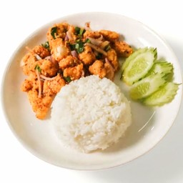 ข้าวยำไก่กรอบแซ่บจี๊ดถึงใจ