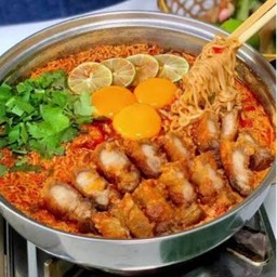 มาม่าหม้อไฟหมูกรอบ