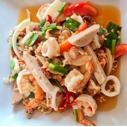 ยำมาม่ารวม+ทะเล (รวมทุกอย่าง)