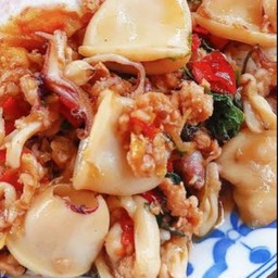 ปลาหมึกหมูสับผัดกระเพราราดข้าว