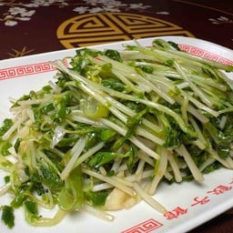 โต้วเหมียวผัดกระเทียม