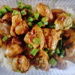 ผัดเครื่องแกงไก่ (เป็นกับข้าว)
