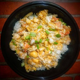 ข้าวราดกุ้งสับคั่วไข่รวน