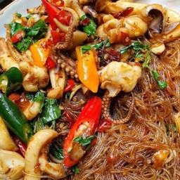 ปลาหมึกผัดวุ้นเส้นโหระพาราดข้าว
