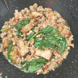 กระเพราหมูสับ+หมูกรอบ