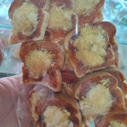 ขนมปังกรอบหน้าพริกเผาหมูหยอง