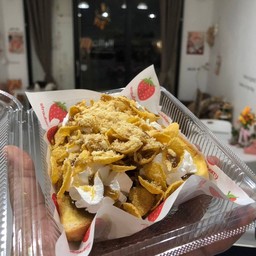 ขนมปังปิ้ง คอนเฟลค+วิปครีม+ซอสคาลาเมล