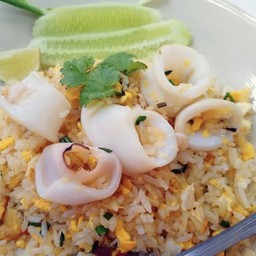 ข้าวผัดปลาหมึก