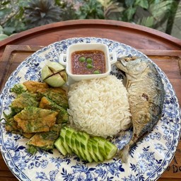 ข้าวน้ำพริกกะปิปลาทูทอด+ผักสด