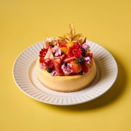 Classic cheesecake with full berries