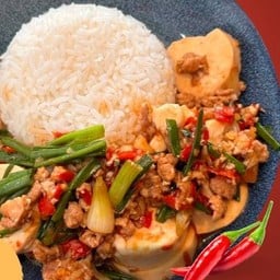 ผัดต้นหอมเต้าหู้หมูสับราดข้าว