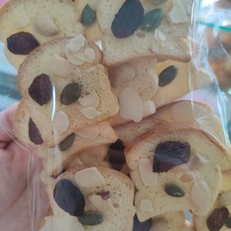 ขนมปังกรอบหน้าธัญพืช