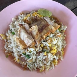 ข้าวผัดหมูกรอบ