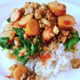 ข้าวกระเพราไส้กรอกหมูสับ