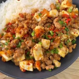 ข้าวราดกระเพราหมูสับไข่เค็ม