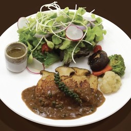 สเต๊กไก่สะโพกซูวี ย่างซอสเกรวี่พริกไทยดำ สลัดออแกนิก ผักย่าง
