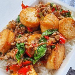 ข้าวกะเพราเต้าหู้ไข่ไก่สับ