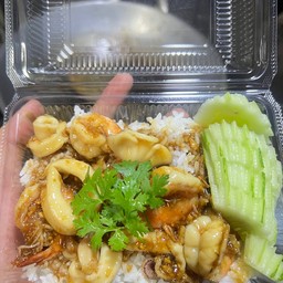 หมูกรอบกระเทียมปลาหมึก