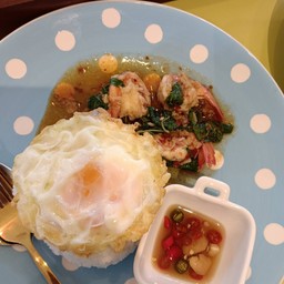 ข้าวกะเพรากุ้งไข่ดาว