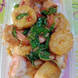 ข้าวเต้าหู้กุ้งทอดกระเพรา