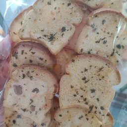 ขนมปังกรอบหน้าเนยกระเทียม