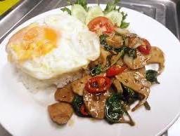 กระเพราหมูยอไข่ดาว