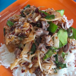 กระเพราเครื่องในไก่หน่อไม้ดอง