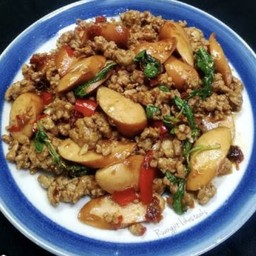 ผัดกระเพราหมูสับไส้กรอก(กับข้าว)