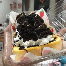 ขนมปังปิ้ง บราวนี่+วิปครีม+ซอสช็อกโกแลต