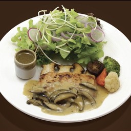 สเต็กอกไก่ซูวีย่างซอสครีมเห็ดสลัดออแกนิก ผักย่าง