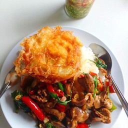 ข้าว-กะเพราเครื่องในไก่